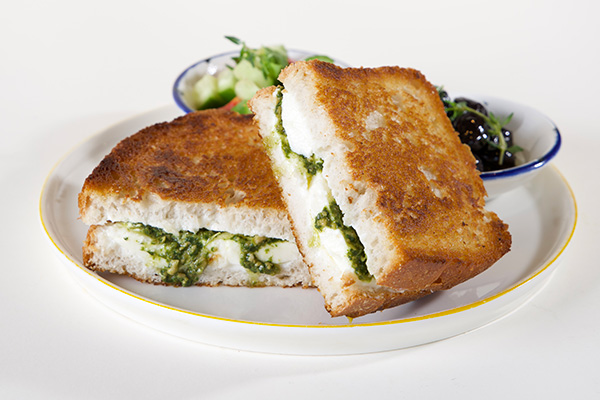 Beyaz Peynirli Fesleğenli Tost